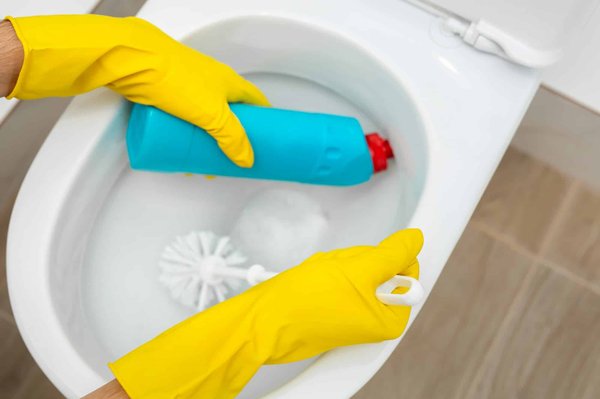 Quels sont les dangers potentiels de l'acide citrique dans les toilettes ?
